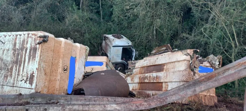 Caminhão Mercedes-Benz se envolveu em acidente na rodovia estadual PR-317, no trecho entre Toledo e Ouro Verde do Oeste.