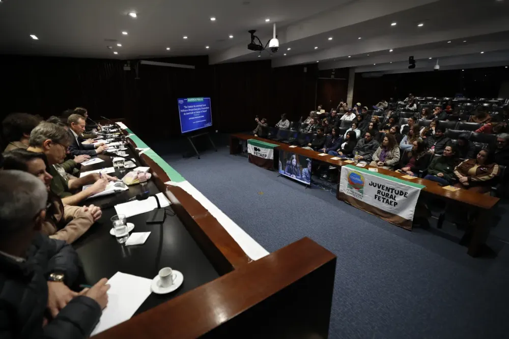 Alep debate permanência da juventude no campo do Paraná