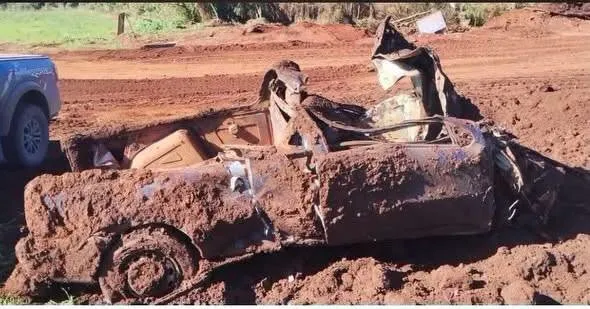 Veículo é encontrado enterrado em estrada rural de Pitanga