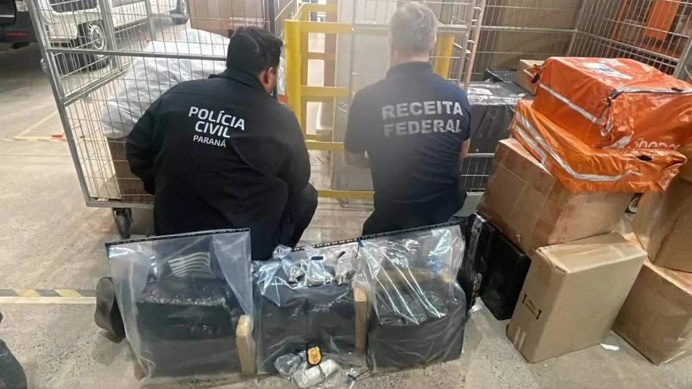 Pacotes contendo maconha e capulho foram apreendidos em Cascavel antes de seguirem viagem para o estado de São Paulo.