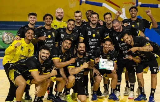Equipe masculina de Cascavel defende a liderança isolada e a invencibilidade de seis partidas na elite do handebol paranaense. Foto: Divulgação/Assessoria