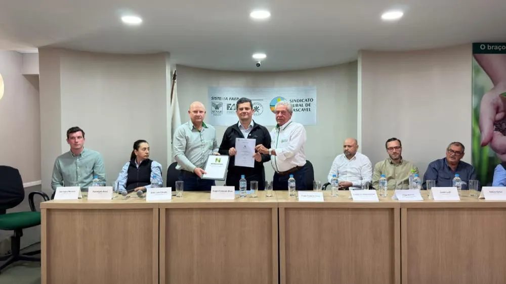Representantes do Nurespop entregam documento com as prioridades do agronegócio regional ao senador Sergio Moro. Crédito: Victor Coutant