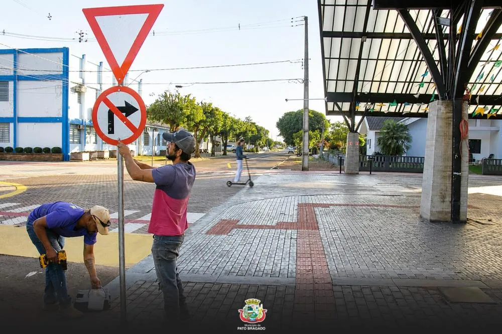 Trecho da rua Maringá recebe adequações no fluxo de veículos para garantir mais segurança e fluidez ao tráfego do município.