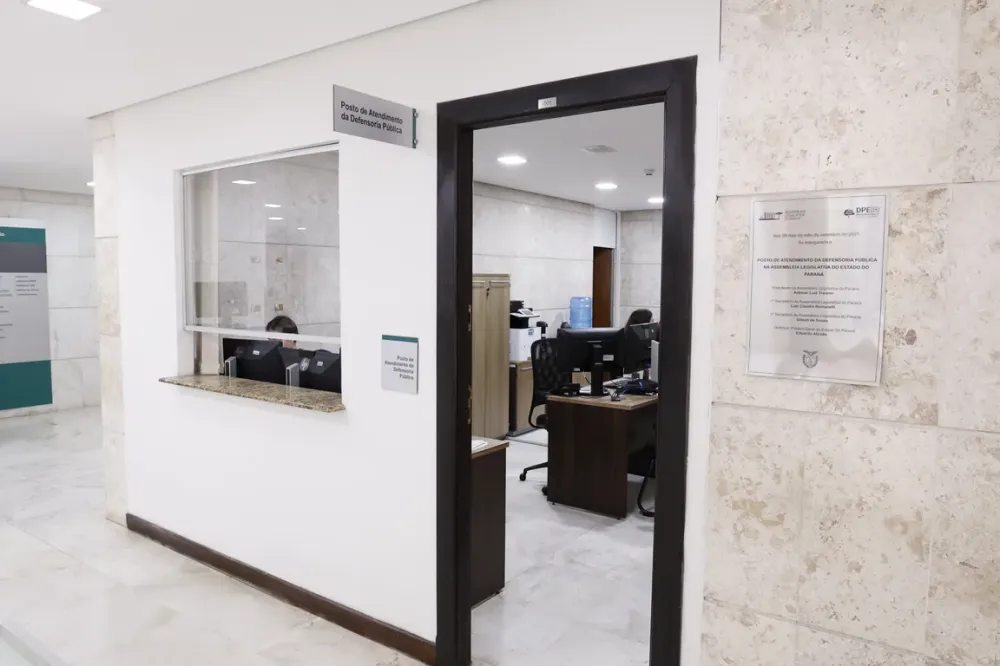 Cidadãos buscam orientações jurídicas gratuitas no piso térreo do prédio da Assembleia Legislativa do Paraná.