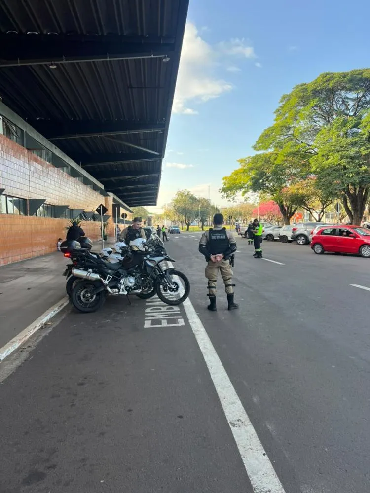 Blitz do GOTRAN e Transitar flagra 40 motoristas de aplicativo sem licença em Cascavel