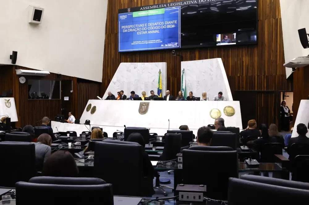 Deputados, especialistas e protetores debatem o novo Código Estadual de Direitos dos Animais no Plenário da Alep.
