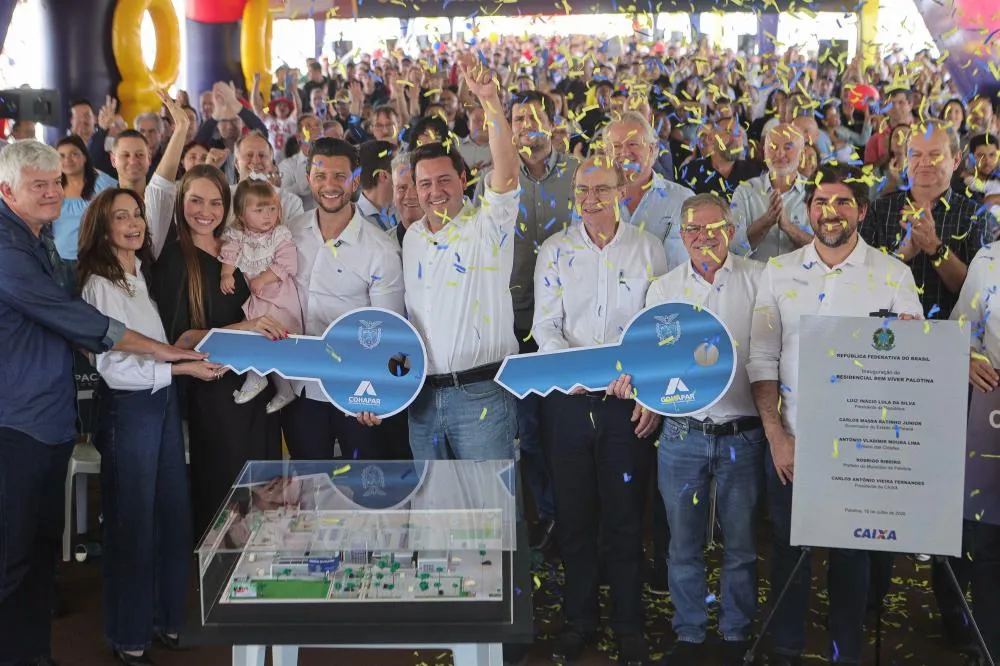 Foto: Reprodução/Secom ParanáGovernador Carlos Massa Ratinho Junior e prefeito Rodrigo Ribeiro assinam convênio para a construção do hospital municipal.