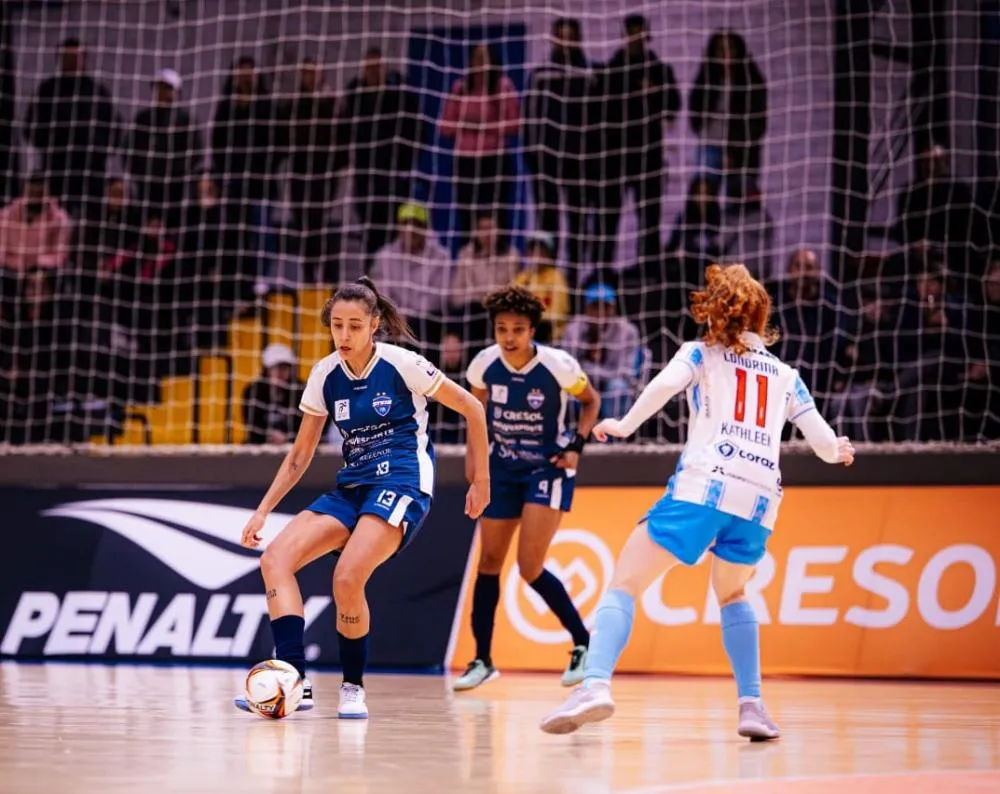 Jogadoras do Stein Cascavel Futsal realizam o último treino antes do confronto decisivo no Ginásio da Neva.