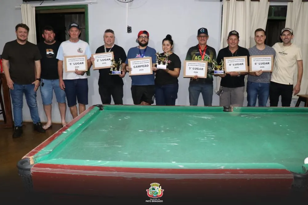 Atletas e autoridades reunidos durante a entrega da premiação no Bar do Alemão na noite de sexta-feira. Foto: Divulgação/Assessoria