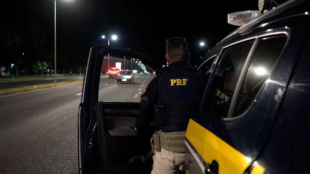 Equipes da Polícia Militar e Polícia Rodoviária Federal realizam cerco em área de mata após tentativa de assalto. Foto: Divulgação/PRF