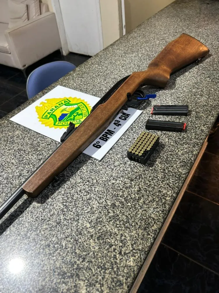 Espingarda calibre .22 e munições foram apreendidas pela equipe ROTAM durante cumprimento de mandado judicial em Capitão Leônidas Marques. Foto: Divulgação 