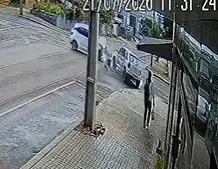 Colisão no cruzamento deixa danos na fachada de estabelecimento comercial na manhã desta terça-feira.