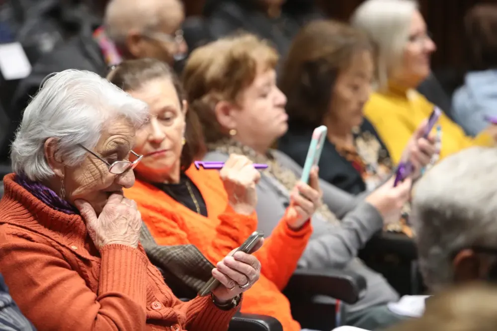 Assembleia oferece curso gratuito de celular para idosos