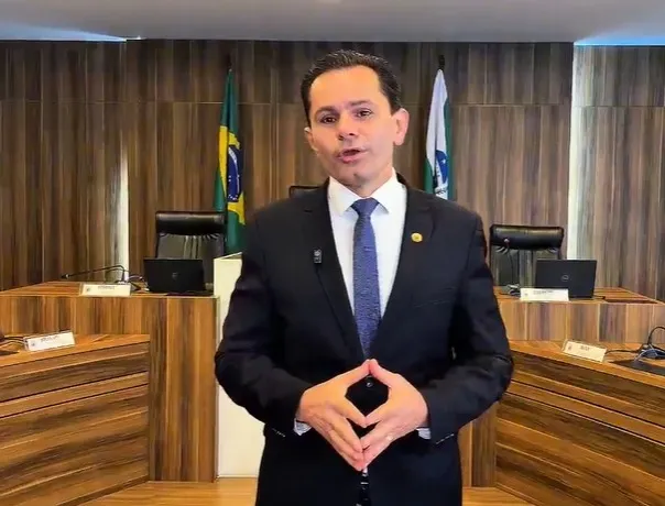 Deputado estadual Marcio Pacheco assina o projeto que propõe o título de Capital Paranaense Pró-Vida a Curitiba.