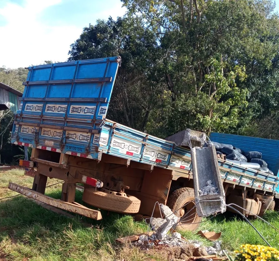 Caminhão desgovernado atingiu dois postes de energia elétrica durante carregamento de silagem em Quedas do Iguaçu. Foto: Divulgação 