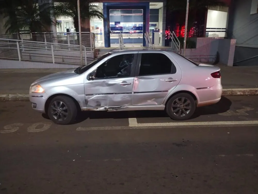 Acidente na Avenida Brasil envolveu automóvel e motocicleta no Centro de Cascavel. Foto: Divulgação 