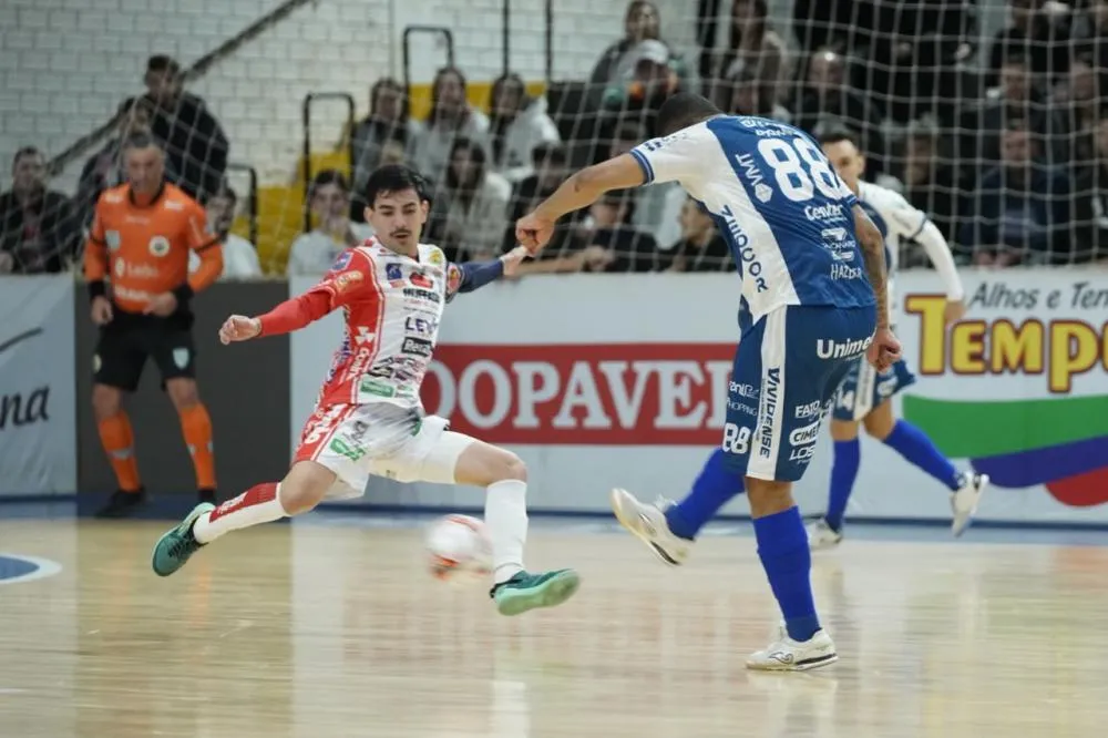 ascavel Futsal reagiu no segundo tempo, mas perdeu por 3 a 2 para o Pato. Fotos: Maurício Moreira