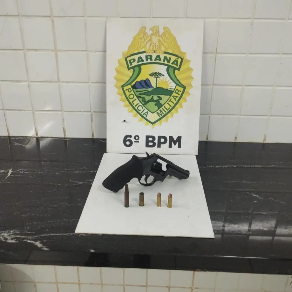 Revólver calibre .38 e munições foram localizados pela equipe policial no bairro Santa Felicidade. O morador foi conduzido à delegacia.Foto: Divulgação/PMPR