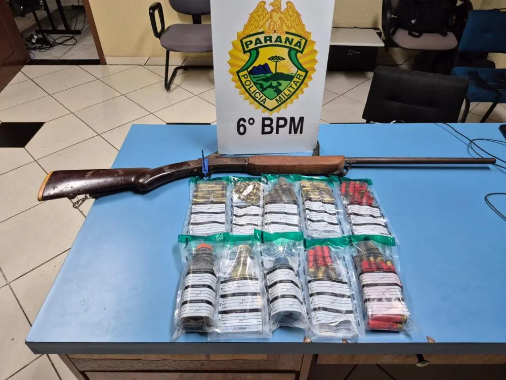 Espingarda calibre .32 e 186 munições foram apreendidas pela Polícia Militar no bairro Centro, em Três Barras. Foto: Divulgação/PMPR