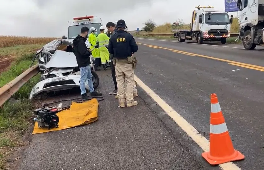 Renault Sandero ficou destruído após colisão com caminhão na BR-369. Crédito: Portal Corbélia