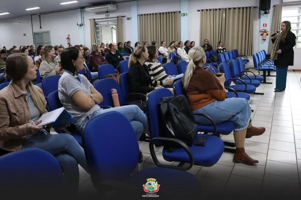 Professores da rede municipal acompanham palestra no auditório da Escola Municipal Marechal Deodoro. Foto: Divulgação/Assessoria