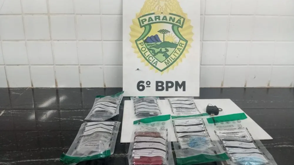 Drogas, balança de precisão e celulares foram apreendidos durante a ação da Polícia Militar. Foto: Divulgação PMPR