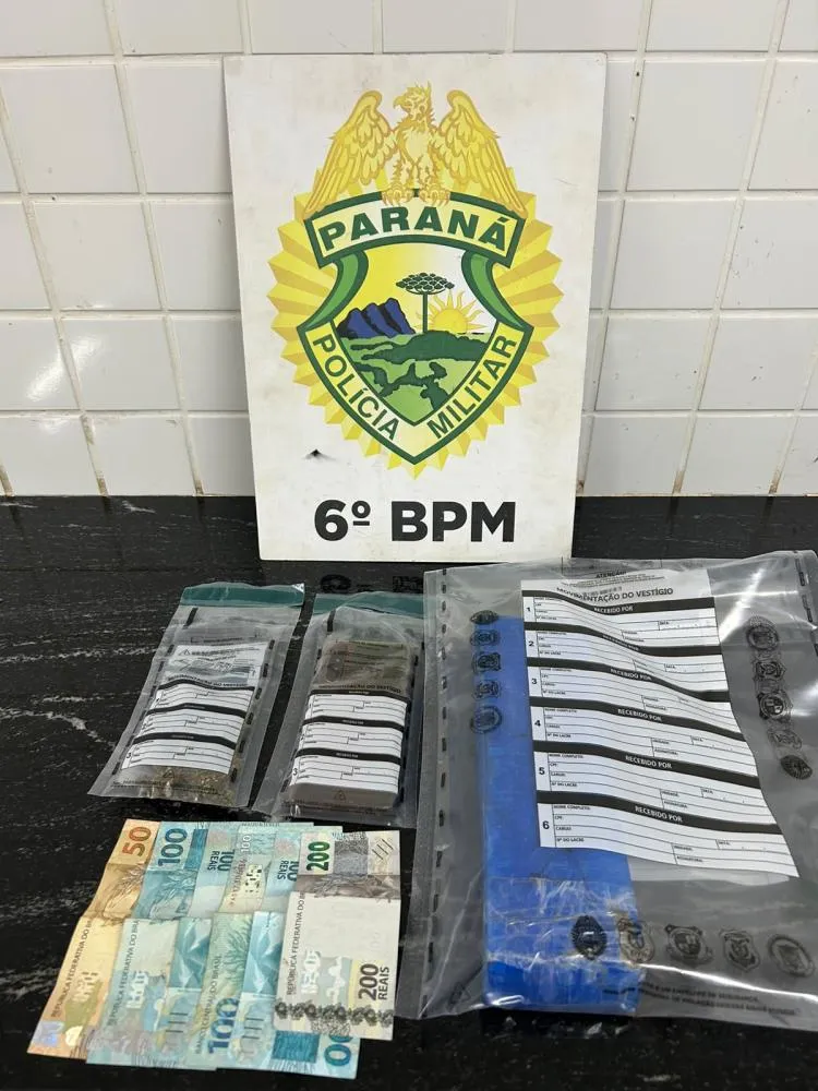 Maconha, dinheiro e celular foram apreendidos durante a ação da ROTAM em Boa Vista da Aparecida. Foto: Divulgação PMPR