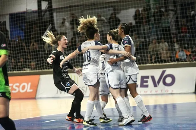 Jogadoras do Stein Cascavel Futsal comemoram em quadra. A equipe defende a invencibilidade na Liga Feminina de Futsal neste domingo. Foto: Divulgação/Assessoria