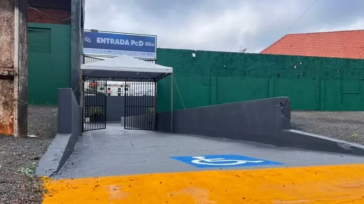 Entrada lateral do estádio conta com sinalização especial para o acesso de pessoas com deficiência durante a Expo Rondon 2026. Foto: Divulgação/Assessoria