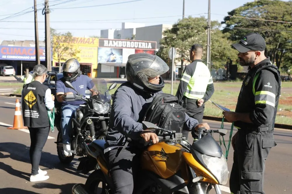 Agentes da Transitar realizam abordagem educativa com motoristas e motociclistas no centro de Cascavel. Foto: Divulgação/Assessoria