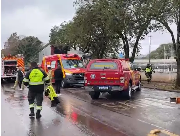 Equipes de resgate atenderam a ocorrência na Rua da Bandeira, no Centro de Cascavel.