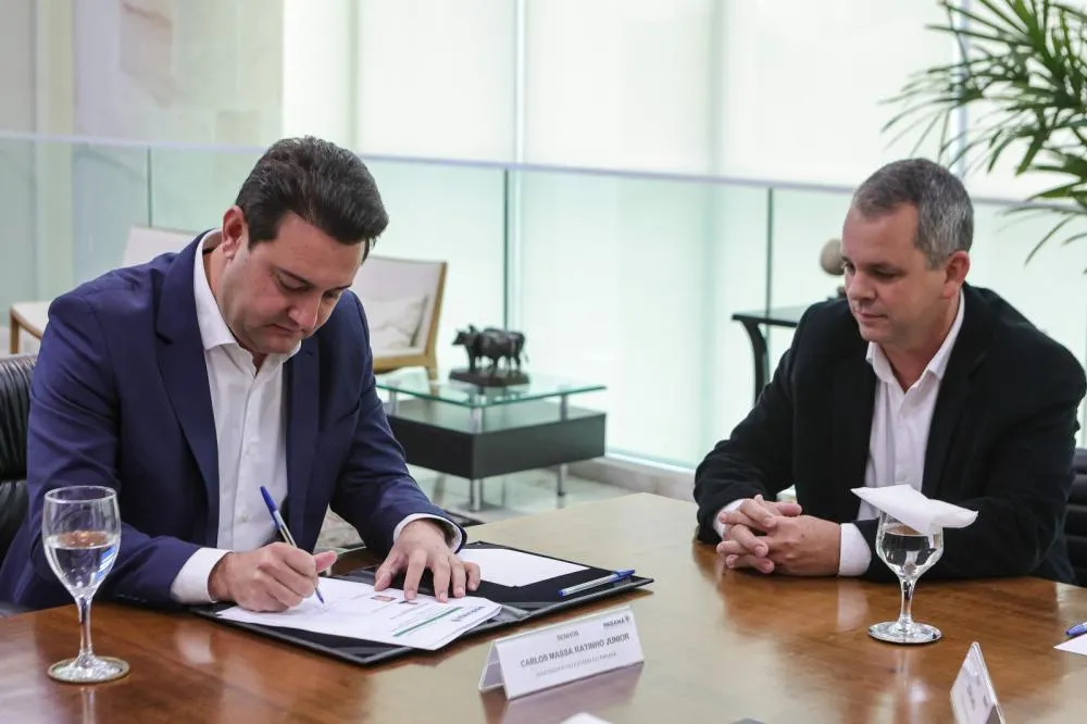 Governador Ratinho Jr assina a autorização ao lado do prefeito Canela
