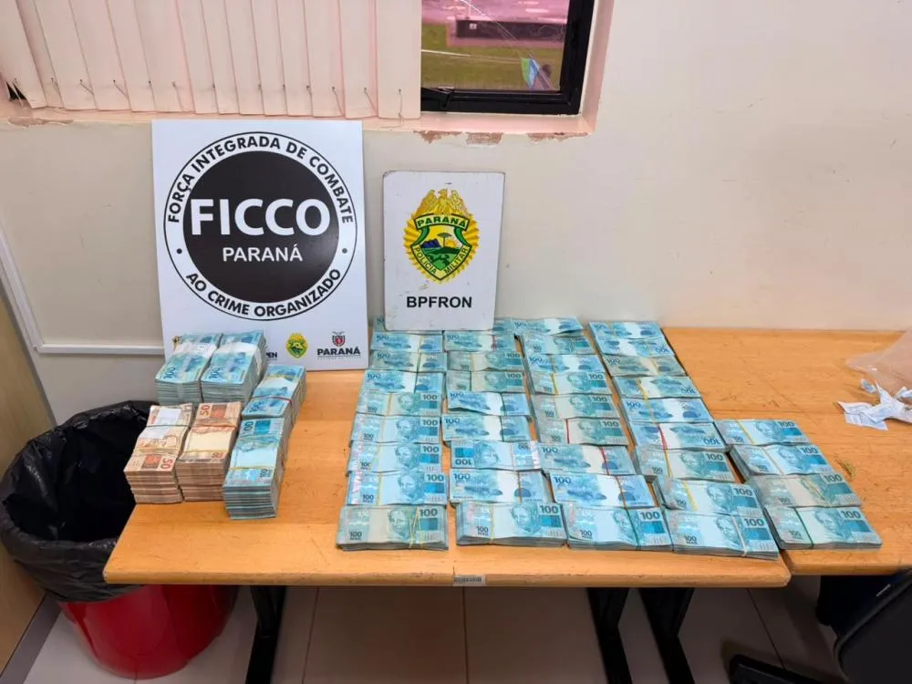 Dinheiro foi apreendido durante ação conjunta do BPFRON e da FICCO em Foz do Iguaçu.