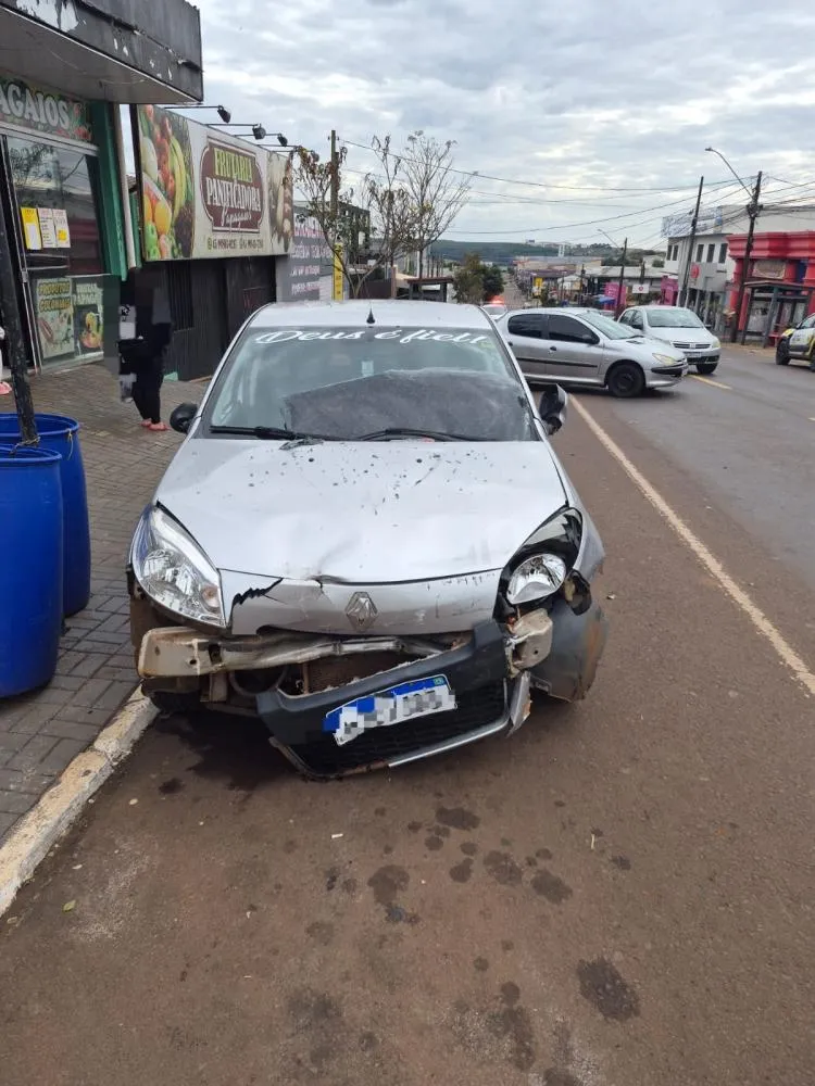 Acidente ocorreu na Avenida Papagaios e deixou três pessoas com ferimentos leves.