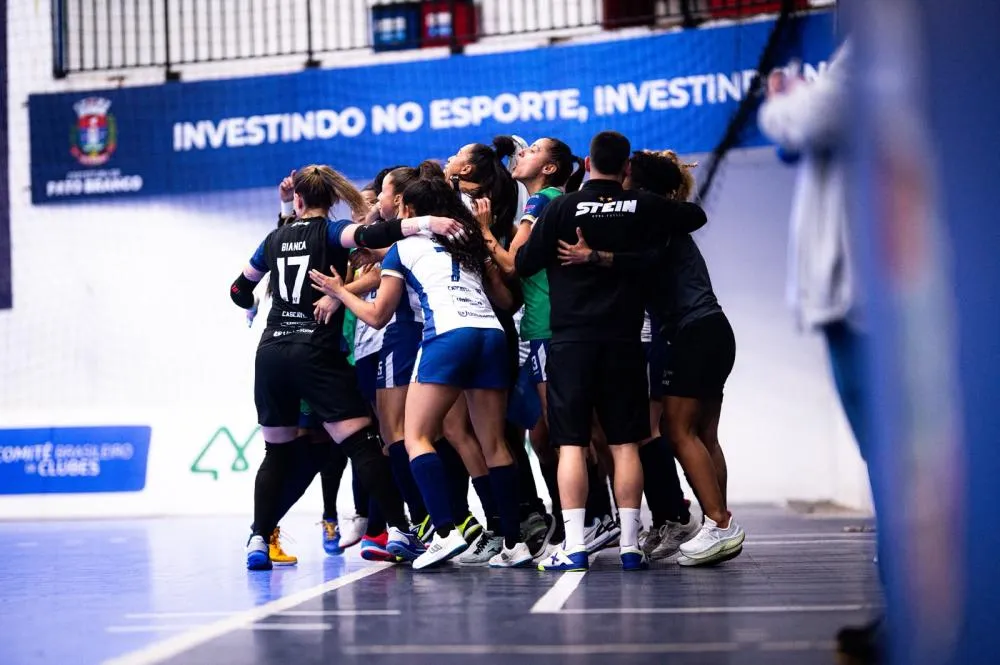 Jogadoras do Stein Cascavel comemoram gol durante a vitória fora de casa pela LFF. Foto: Divulgação/Assessoria