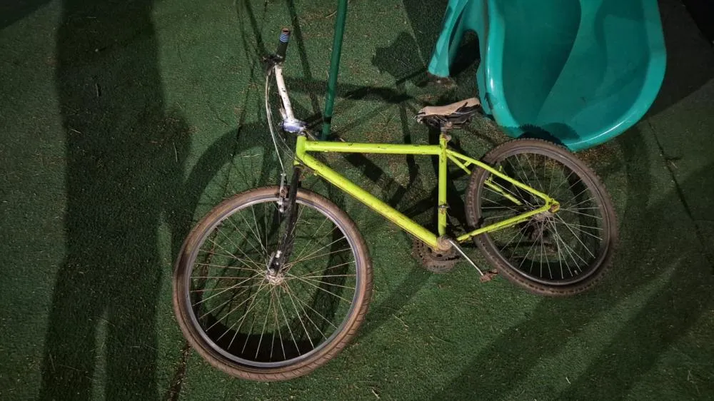 Bicicleta verde localizada com o suspeito era utilizada para transportar as peças furtadas do parquinho no bairro Canadá. Foto: Divulgação/GMC