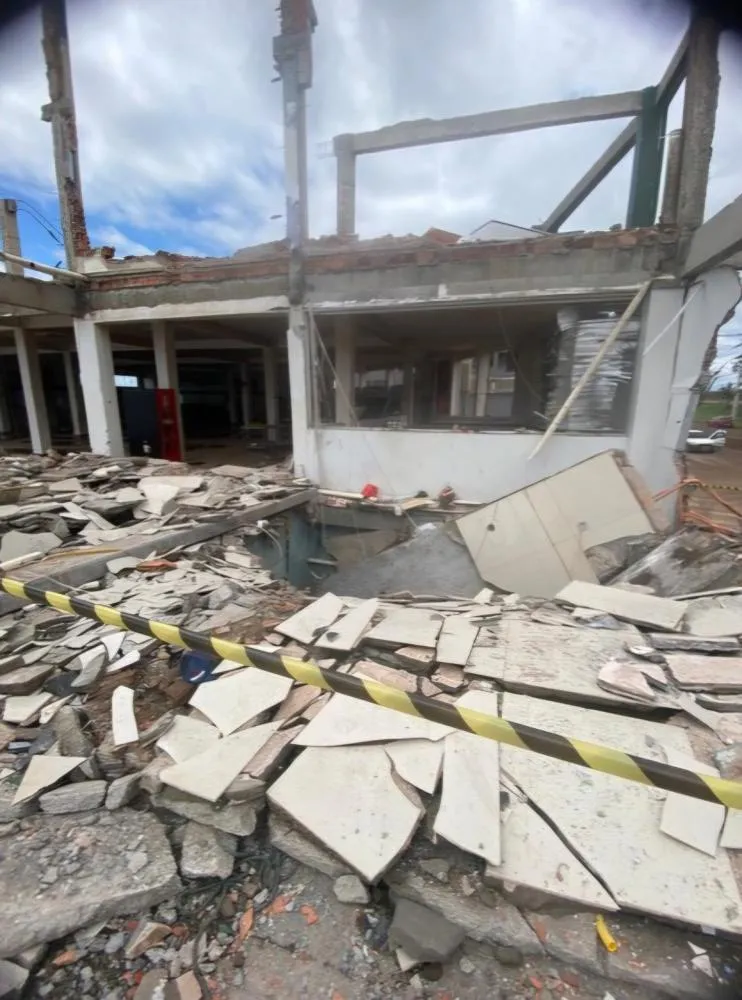 Seis trabalhadores ficam feridos após laje desabar durante obra em supermercado atingido por tornado