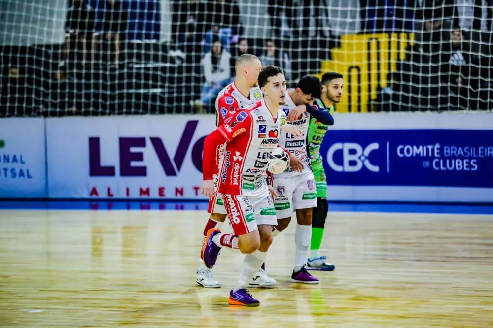 O técnico Banana terá todo o elenco à disposição para a partida contra o vice-líder da competição. Foto: Divulgação/Assessoria