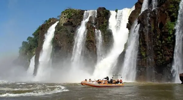 Equipes de resgate atuaram após o tombamento da embarcação nas Cataratas do Iguaçu.
