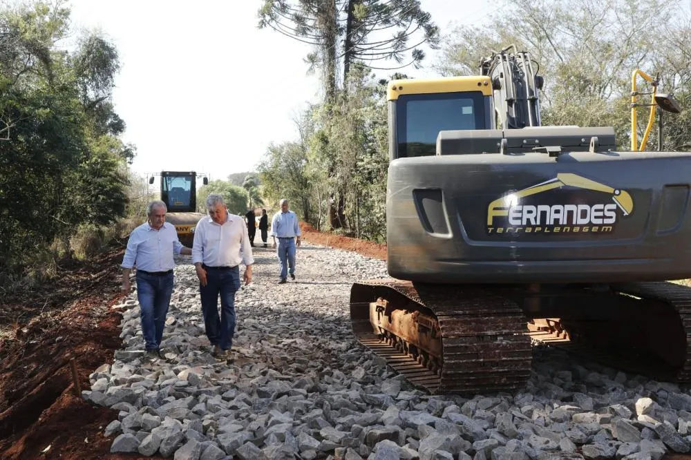 Programa de asfalto rural prevê investimentos de R$ 110 milhões em comunidades do interior.