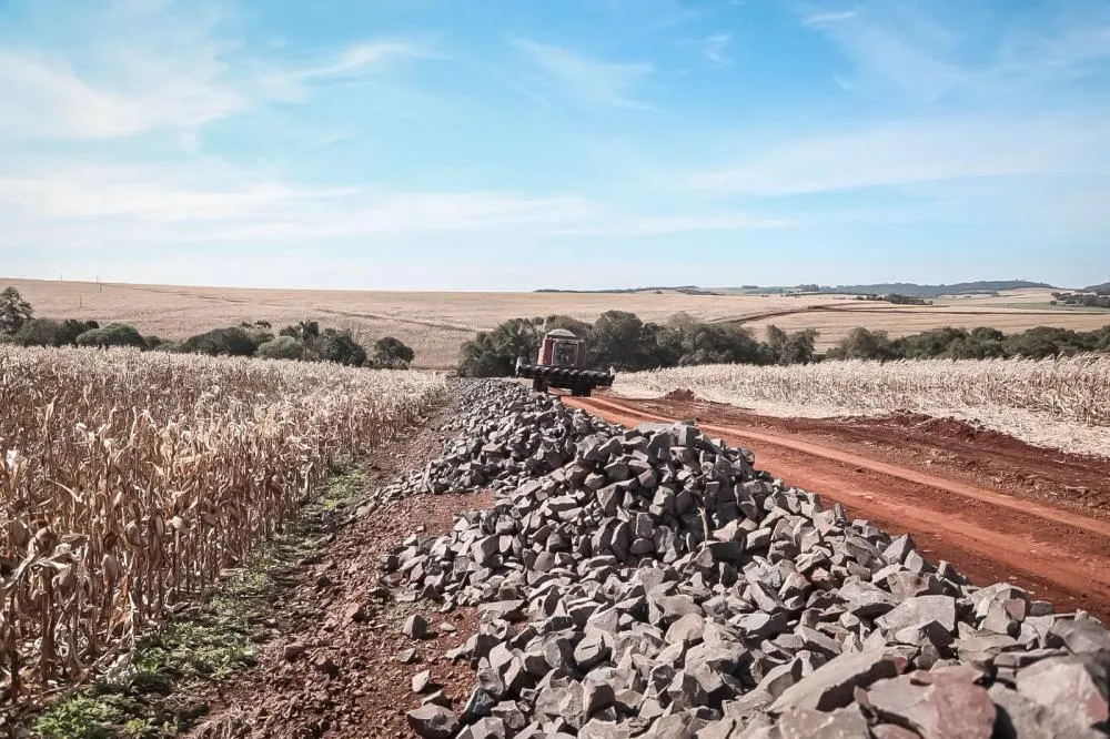 Maquinários e trabalhadores deixaram o canteiro de obras da Estrada Gramadinho antes da conclusão. Foto: Divulgação/Assessoria