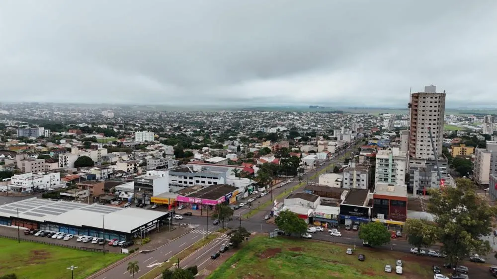 Frente fria mantém alerta para temporais, ventos fortes e possibilidade de granizo em todo o Paraná.