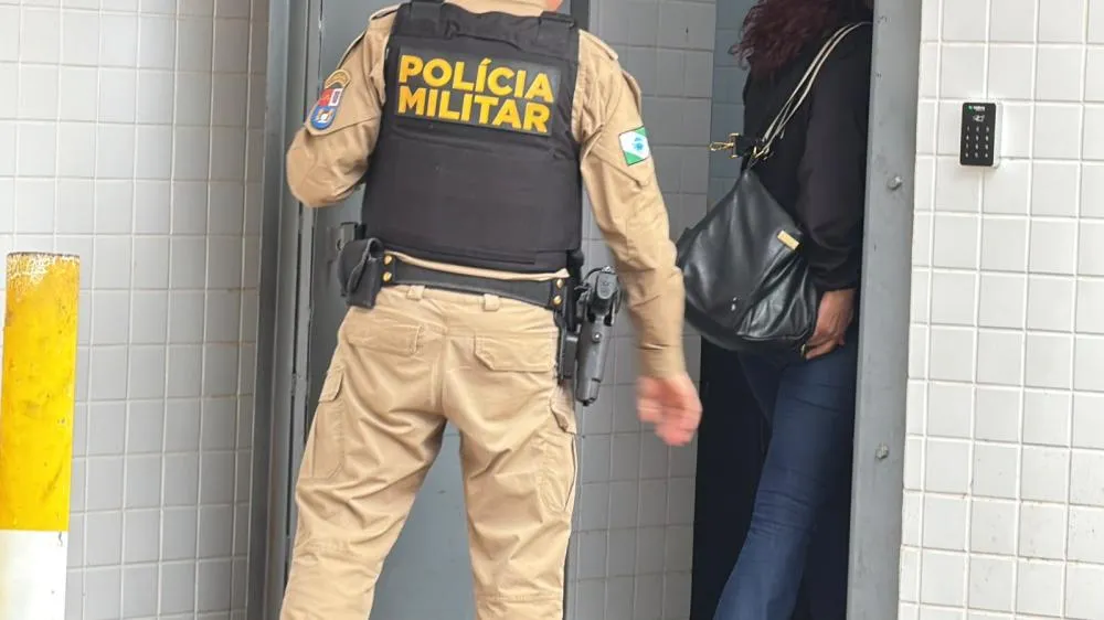 Mulher foi presa após denúncia de possível cárcere privado em apartamento no Centro de Cascavel.