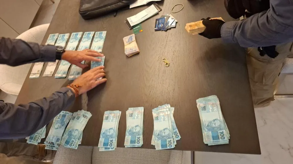 Equipes policiais apreenderam dinheiro em espécie e cheques durante o cumprimento das ordens judiciais. Foto: Divulgação 
