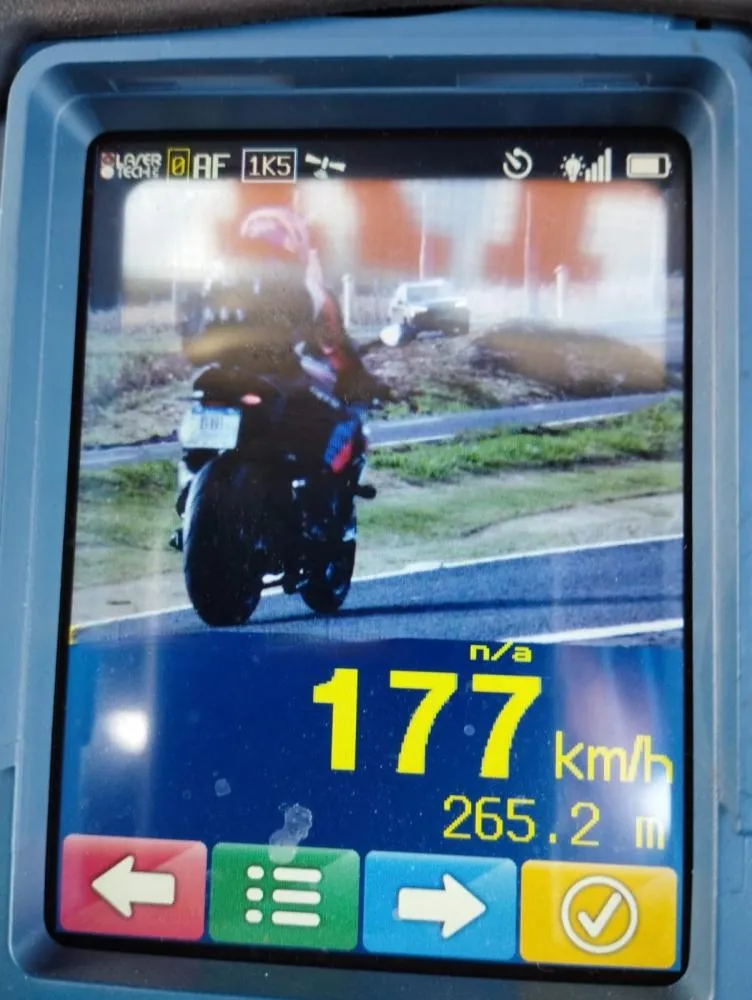 Radar portátil da PRF registra motociclista a 177 km/h na BR-163 em Cascavel. Foto: Divulgação/PRF