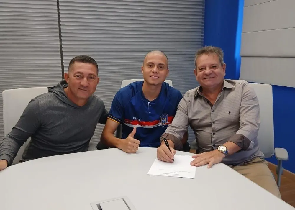 Estevão assina seu primeiro contrato profissional com o Oeste Brasil FC Toledo. Foto: Divulgação/Assessoria