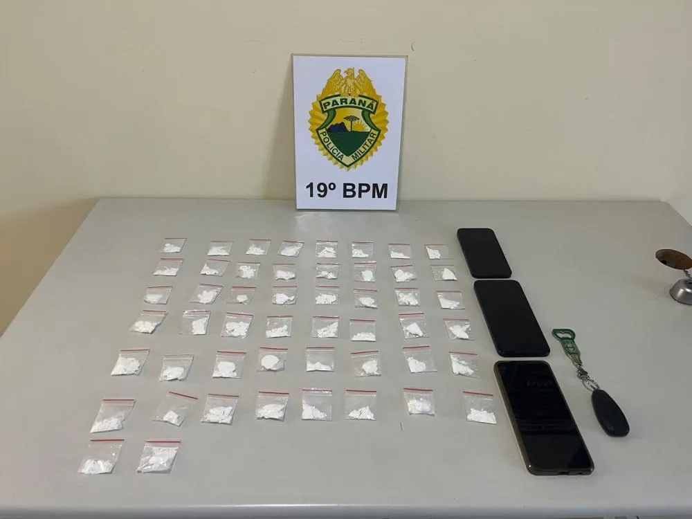 PM localizou 50 papelotes de cocaína escondidos sobre um telhado na Vila Pioneiro.