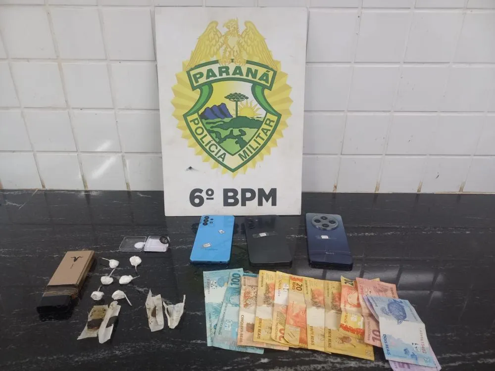 Drogas, dinheiro e celulares foram apreendidos durante a ação da Polícia Militar em Cascavel.