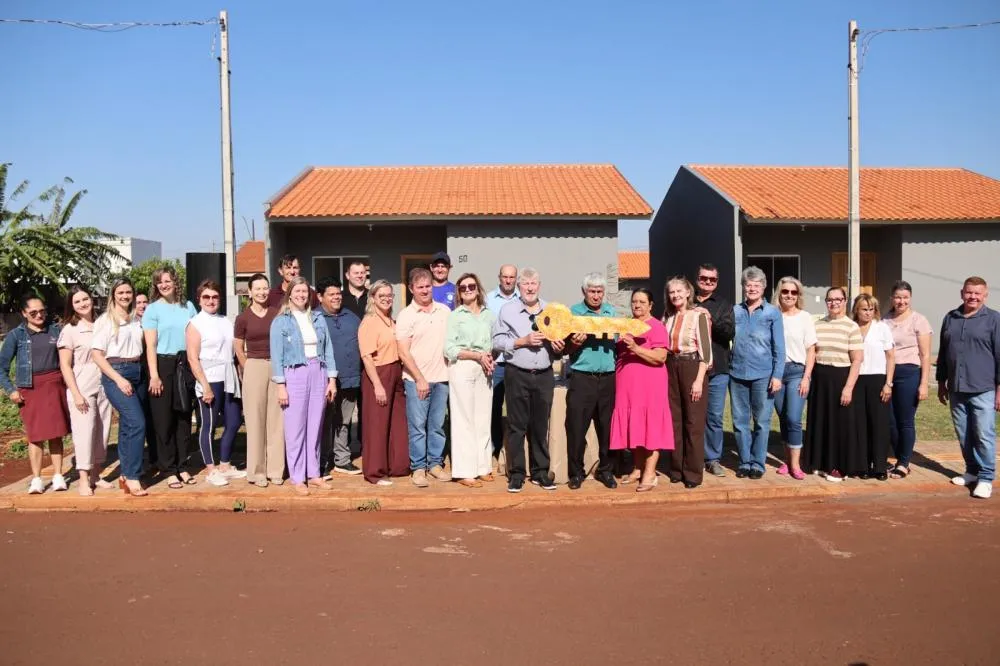 Famílias receberam as chaves das novas moradias durante cerimônia em Nova Santa Rosa.