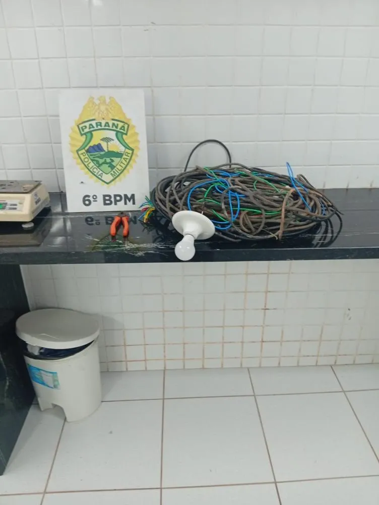 Fios elétricos recuperados e alicate usado no furto foram apreendidos pela PM.